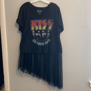 Kiss Tee